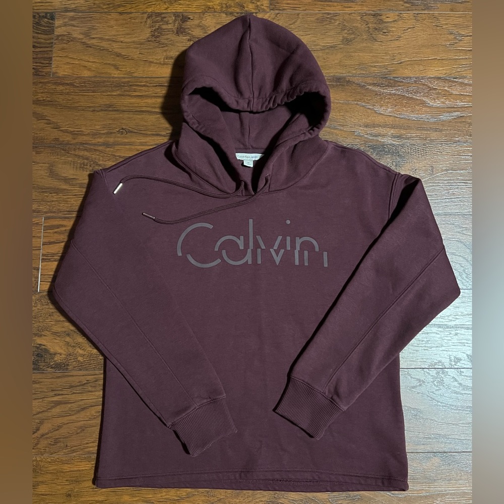 Casual wear sweatshirt hoodie. Color is maroon. Fleece material on the inside.